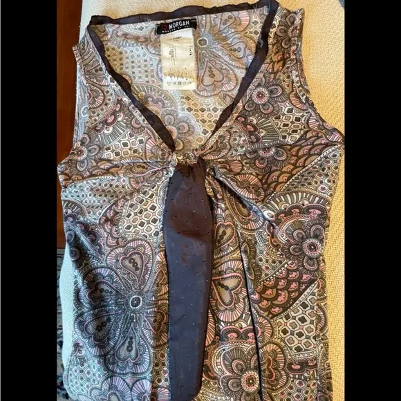 Nice top - Picture 2 of 2